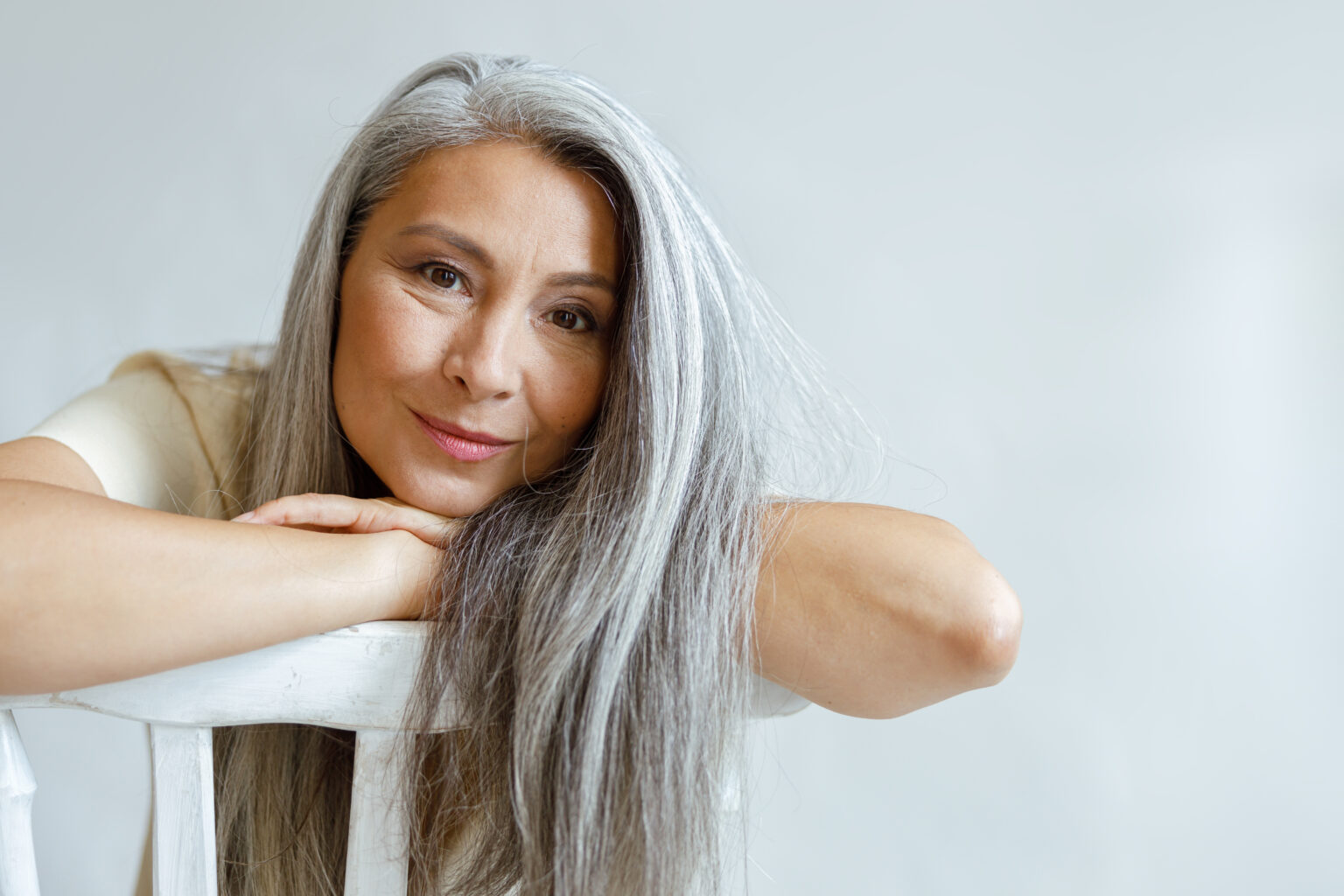 new-research-reveals-the-root-cause-of-graying-hair-chip-chick