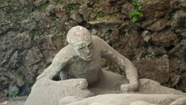 (Some plaster casts of victim of the eruption still in actual Pompeii) The city is mainly famous for the ruins of the ancient city of Pompeii, located in the frazione of Pompei Scavi.