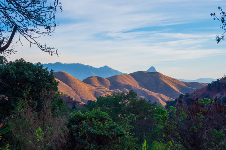 Disfrutando de los Hermosos paisajes naturales de las montañas en la Sierra Madre del Sur, México