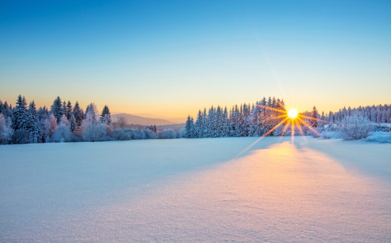 Majestuoso amanecer en el paisaje de las montañas de invierno. Imagen de alta resolución