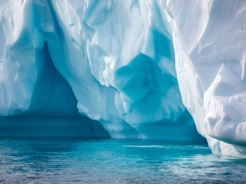 Detalles de primer plano de iceberg flotando en el agua fría de la Antártida