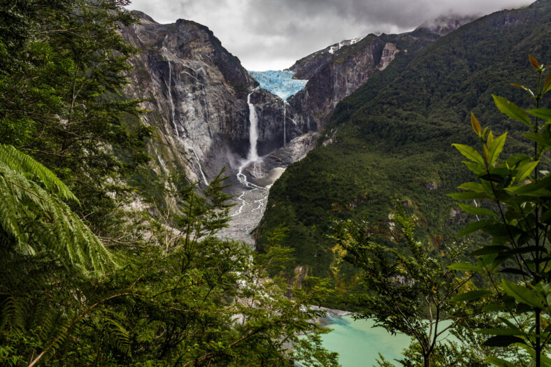 paisaje de montañas de chile y río